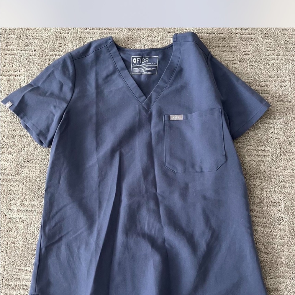 Figs Catarina One Pocket Scrub Top (size small)